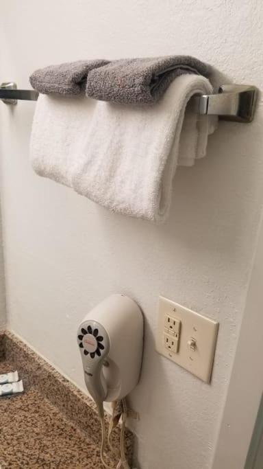 Hotel 2 Queens Hotel Room 228 Wi-Fi Booking Стилуотър Екстериор снимка