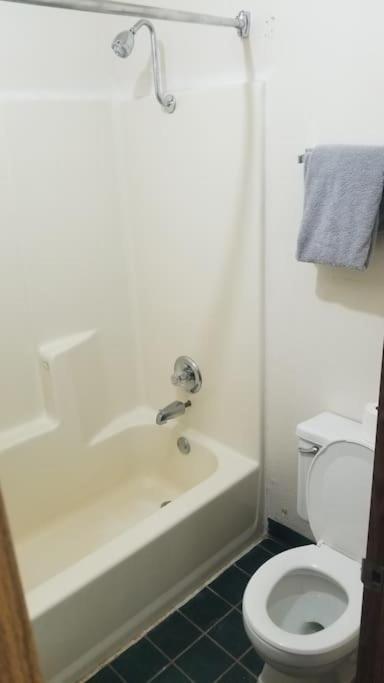 Hotel 2 Queens Hotel Room 228 Wi-Fi Booking Стилуотър Екстериор снимка