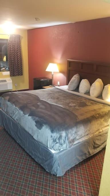 Hotel 2 Queens Hotel Room 228 Wi-Fi Booking Стилуотър Екстериор снимка